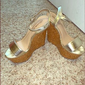 Gold metallic wedges